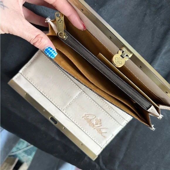 Elegant Cream Floral Embossed Clutch - Picture 6 of 7